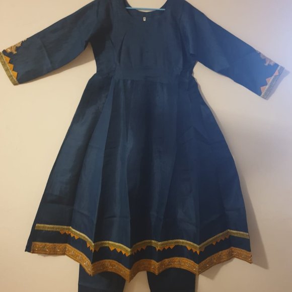 Fancy Embroidered 4 Pcs Dress - Frock Style shirt, Waist Coat - Dupatta and Trou - Picture 6 of 6